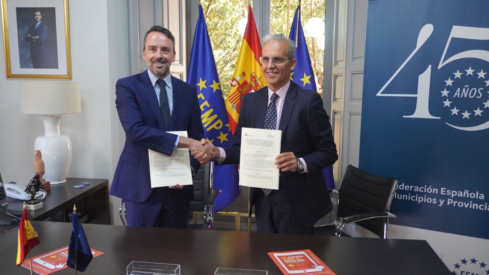 El secretario de Estado de Justicia, Manuel Olmedo, con el secretario general de la FEMP, Luis Martínez-Siclu